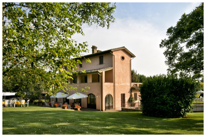 Country House con tavoli in cortile 