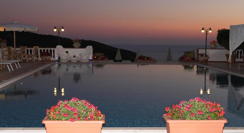 Panoramica della piscina vicino a Tortora di notte