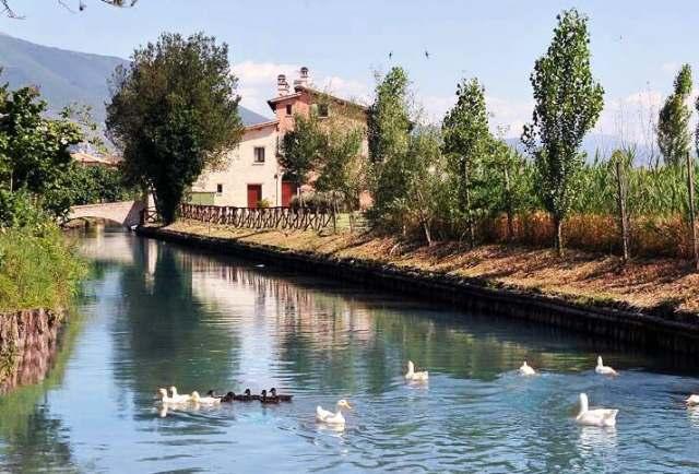 Agriturismo in campagna lungo il fiume Clitunno 