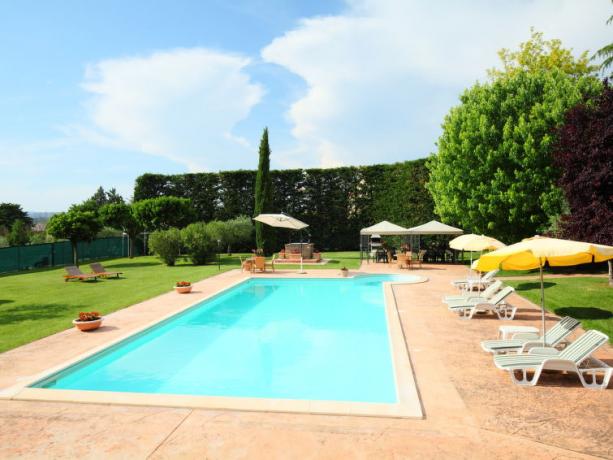 Piscina con Solarium in Umbria 