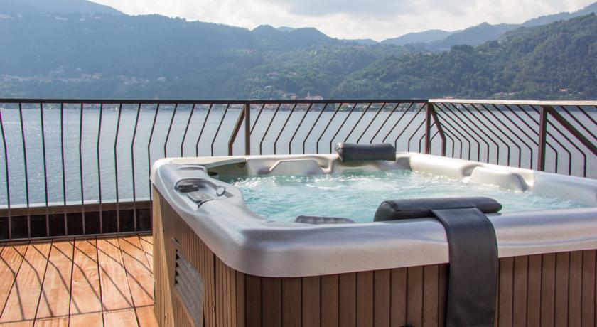 Terrazza con idromassaggio Relais Lago D'Orta