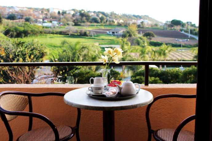 Colazione in terrazza con vista mare in Calabria