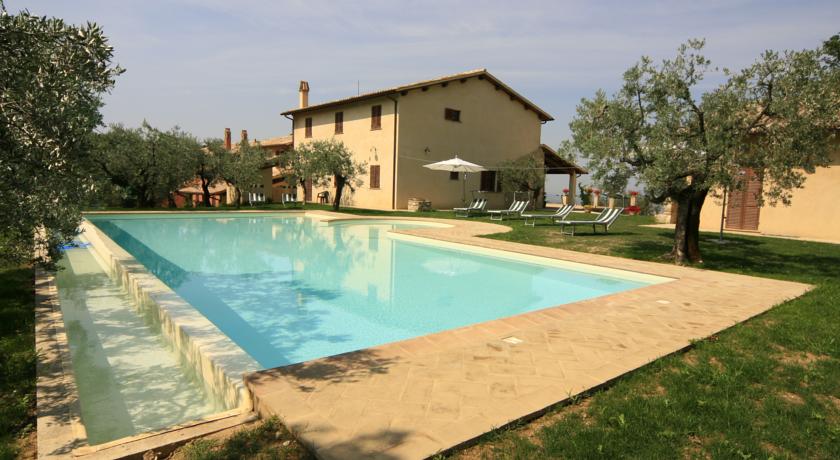 Agriturismo con piscina idromassaggio