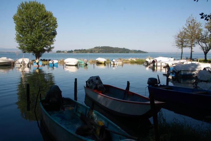 Porto barche Lago trasimeno vicino hotel 