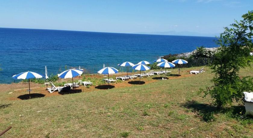 Spiaggia con sassi a Cirella 