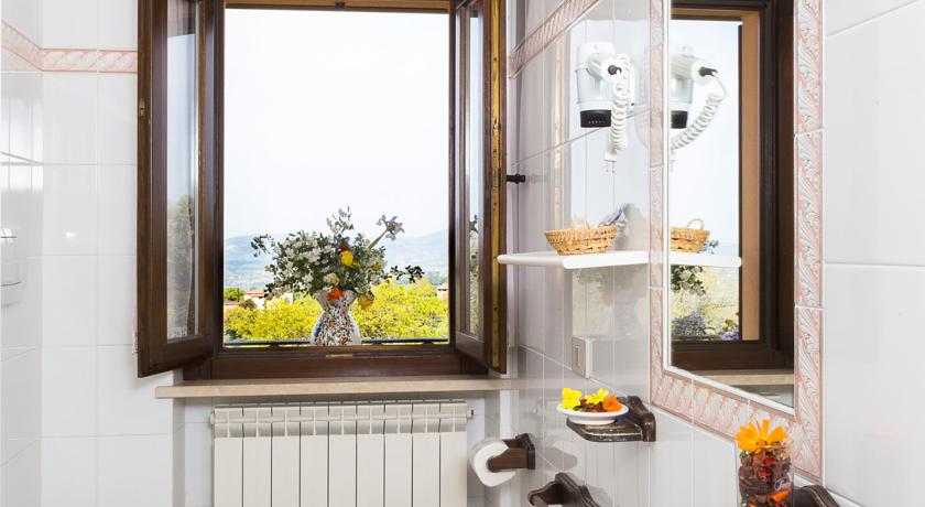 Bagno privato in camera con finestra