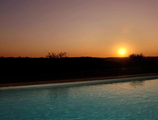 Piscina con tramonto a Castiglione del Lago 