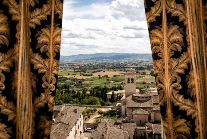 Vista dalla camera sul centro storico di Assisi 