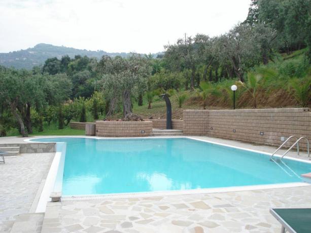 Relax in piscina esterna B&B Eolie