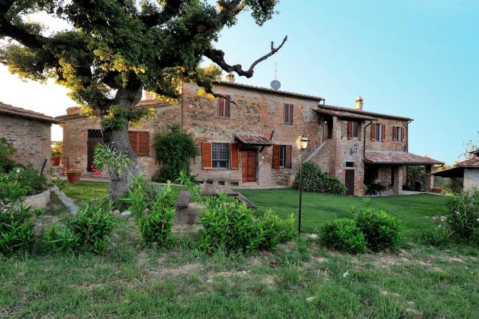 Panchine nel giardino dell'agriturismo vicino Castiglione del Lago 