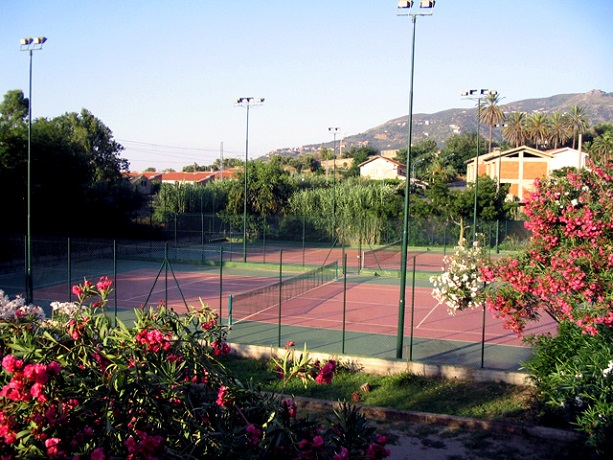 Villaggio con campo da tennis 