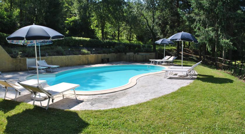 Piscina immersa nel verde