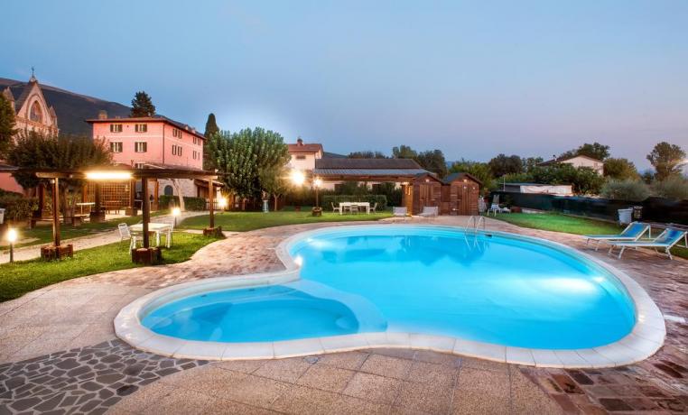 Agriturismo ad Assisi con piscina esterna per gruppi 