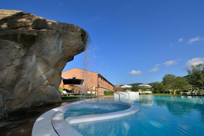 piscina con Idromassaggio Hotel 4 stelle Perugia