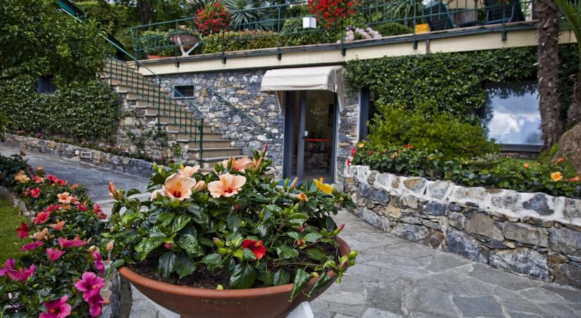 ingresso dell'albergo a genova