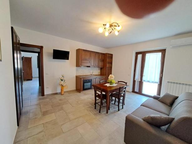 Vista Spello cucina attrezzata e divano letto 