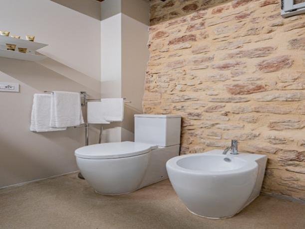 Bagno con sanitari moderni, kit di cortesia 