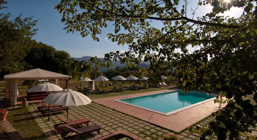 Relais Marmore, Piscina esterna con lettini e ombrelloni 