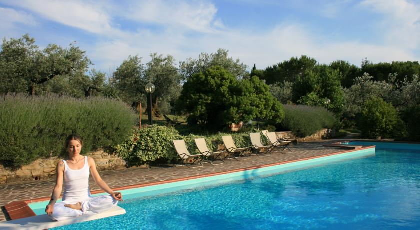 Yoga sul trampolino della piscina