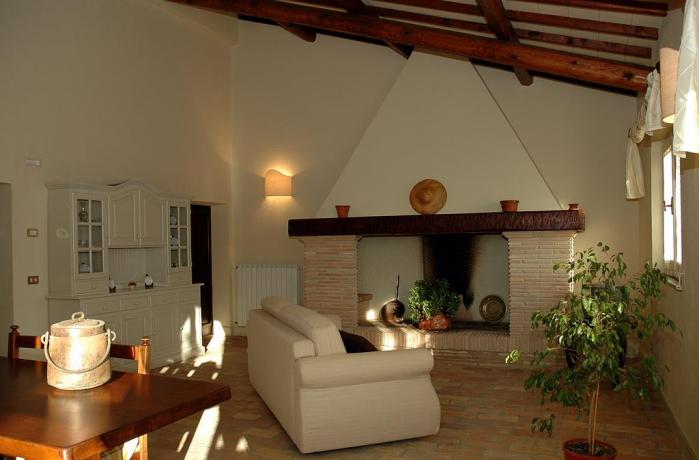 Appartamenti in Umbria con salotto e camino