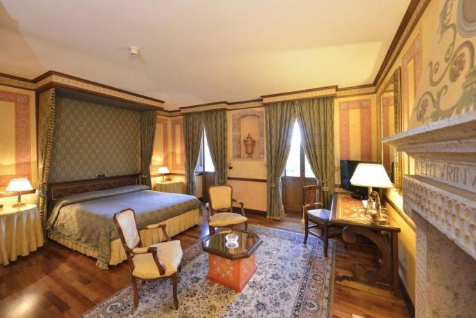 Hotel 4 Stelle nel centro di Todi Camere romantiche con vasca idromassaggio o camino.