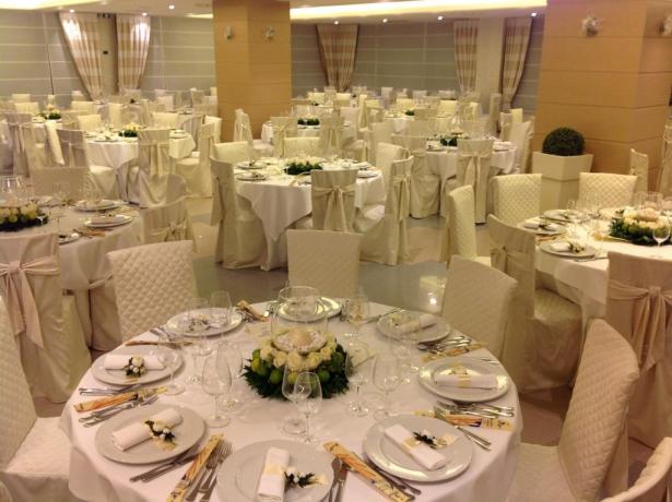 Pranzo per Cerimonia, salone Ristorante apparecchiato: Caltagirone