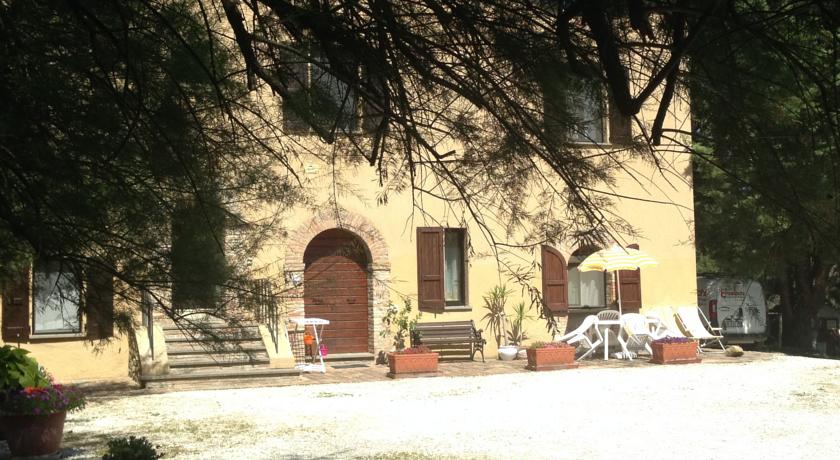 Vista panoramica del casale con Piscina a Gubbio