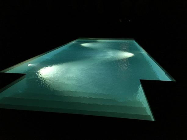 Piscina illuminata di notte  