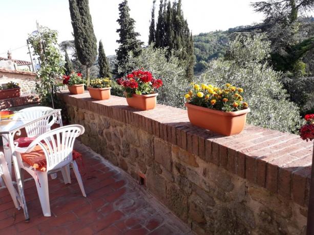 Terrazza panoramica a Collodi con tavolo e sedie