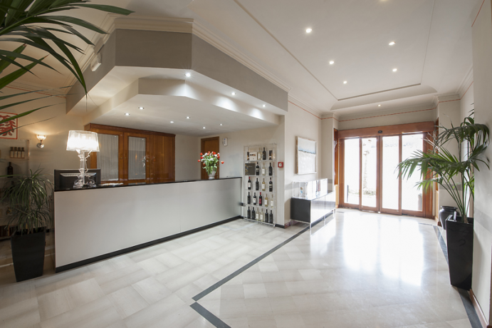 Moderna reception dell'albergo a Foligno