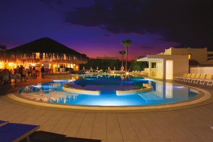 Piscina illuminata-bar bordo-piscina Villaggio Ispica 