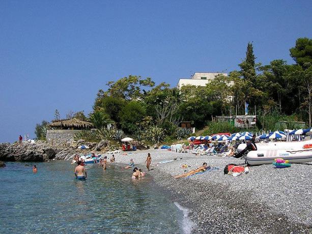 Villaggio a Dimante con Spiaggia e scogli 