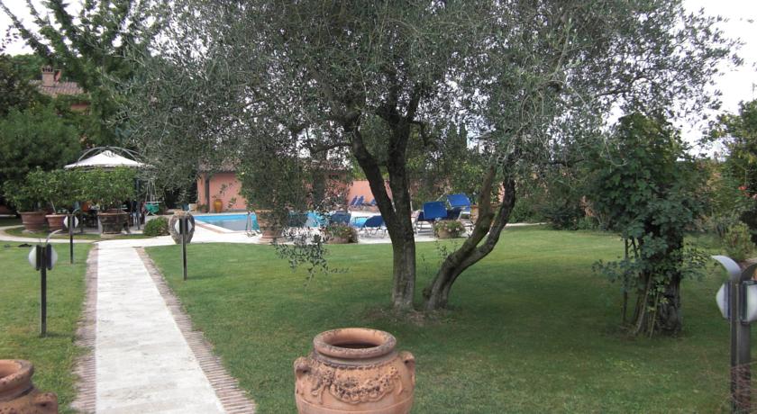 Piscina privata con sdraio