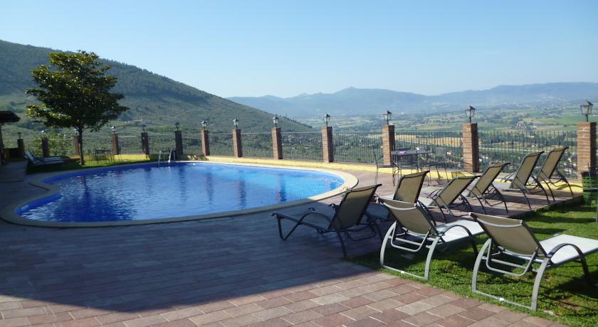 Piscina panoramica in Agriturismo con Benessere