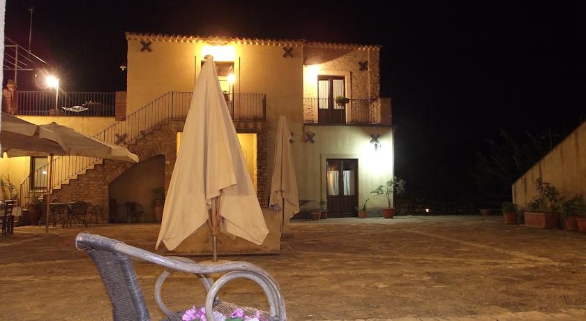 Piazzetta interna B&B a Caltagirone