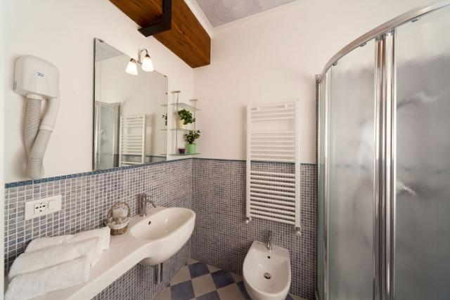 Bagno privato con doccia e phon