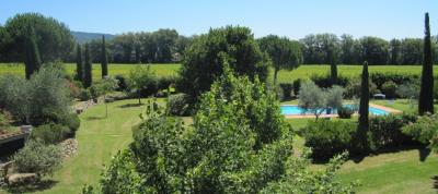 Grande parco con piscina