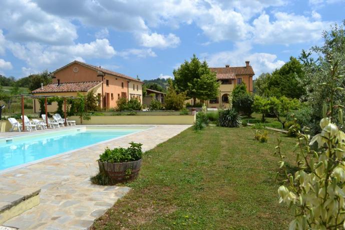 Agriturismo in Umbria con Piscina e panorama