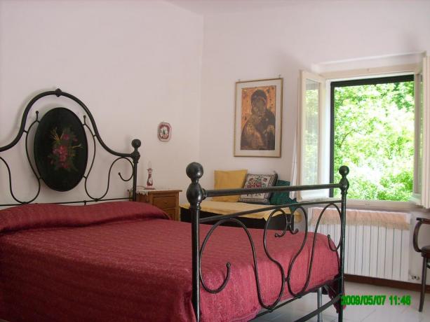 B&B Todi camera matrimoniale con finestra