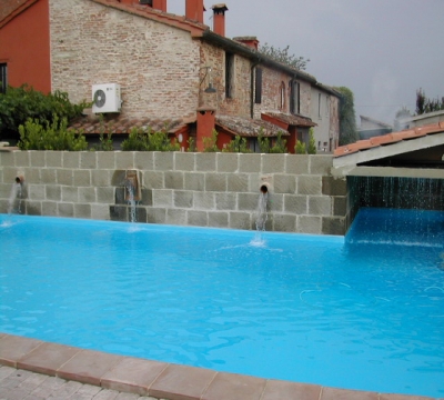 piscina con leggera cascata rilassante 