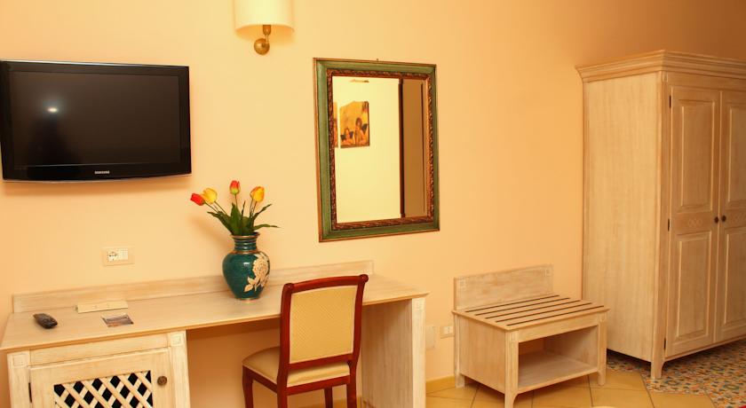 Angolo Office delle camere dell'Hotel La Tortora