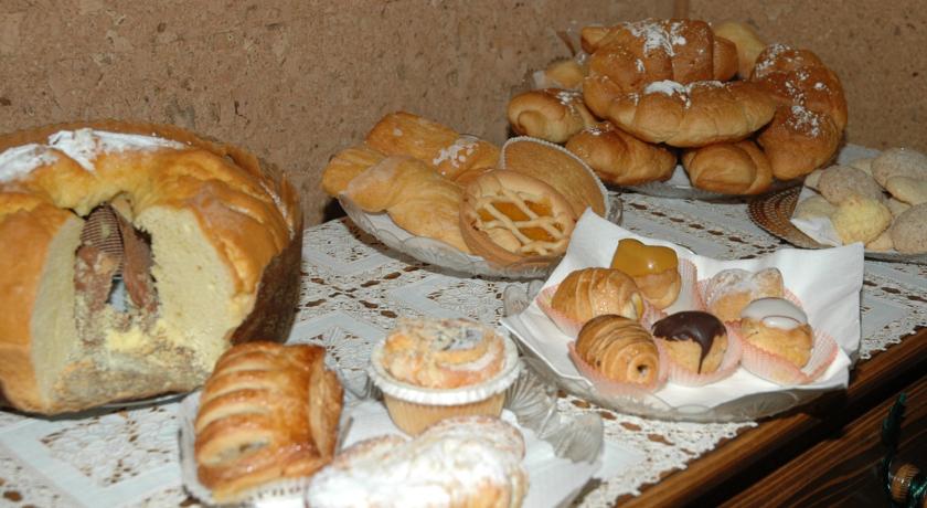 Ricco buffet di dolci per la colazione 