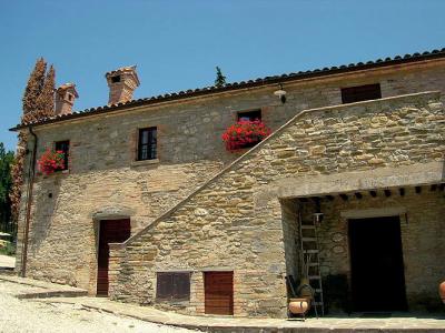 Antico casale in pietra con appartamenti