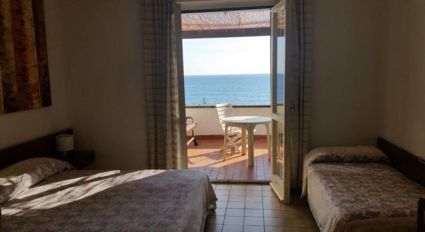 Camera con terrazza sul mare del hotel Cirella 