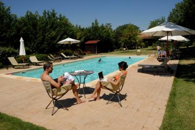 Piscina e Solarium ad uso degli ospiti