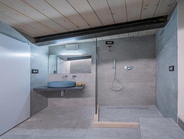 Appartamento con moderno Bagno e doccia spaziosa 