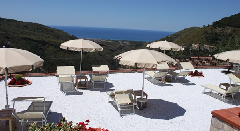 Solarium con sdraio e ombrelloni a Tortora