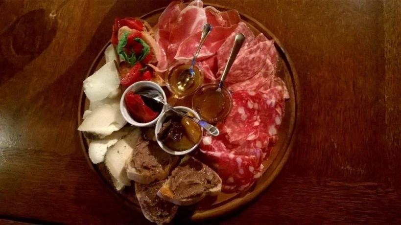 Gustoso Tagliere con prodotti tipici