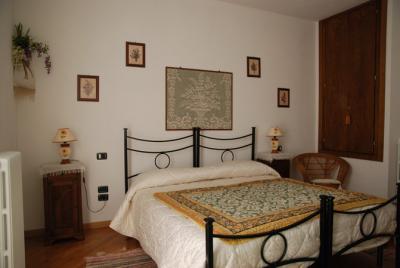 Camera Glicine letto in ferro battuto