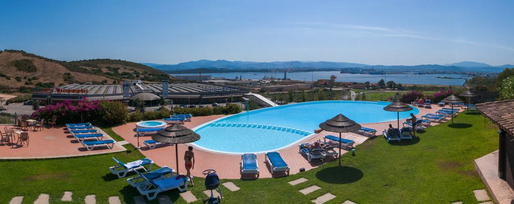 Ampia piscina con vasca idromassaggio da 4